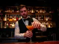 Ile zarabia barman w Polsce? Realne zarobki (podstawa + napiwki)
