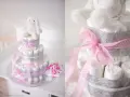 En blöjtårta med en mjuk kanin på toppen, dekorerad med rosa band. En perfekt gåva som visar hur många blöjor till blöjtårta som behövs.