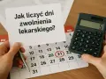 Obliczanie dni zwolnienia lekarskiego i ile wynosi zasiłek chorobowy. Kalendarz, kalkulator i notatka.