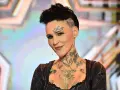Chylińska, kiedyś w **byłym zespole Chylińskiej**, dziś z tatuażami na twarzy i szyi, prezentuje swój niepowtarzalny styl.