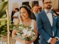 Szczęśliwa panna młoda z bukietem kwiatów podczas ceremonii. Ile trwa ślub cywilny? Krótka, wzruszająca chwila.