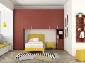 Soluzione perfetta per organizzare armadio a ponte bambini: letto giallo, armadi rossi e tanto spazio per giocare.
