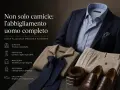 Un completo da uomo elegante: giacca blu, camicia azzurra, pantaloni beige, maglione, cravatta, cintura e scarpe.