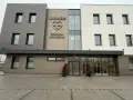Nowoczesny budynek centrum medycznego Unimed z logo serca i pulsu.