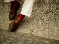 Scarpe marroni uomo con fibbia e calzini rossi, perfette per un look casual chic.
