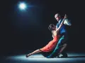 Para, w czerwonej sukni i mężczyzna w kamizelce, tańczą tango. "Taniec to krótki cytat o tańcu.