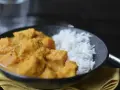 Aksamitne curry z mleczkiem kokosowym i kawałkami dyni, podane z ryżem. Idealne na rozgrzewający posiłek.