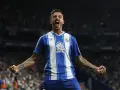 Joselu Mato celebra un gol con el Espanyol, con los brazos en alto y la boca abierta.
