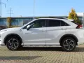 Biały Mitsubishi Eclipse Cross Plug-in Hybrid. Czy to crossover? Tak, to hybrydowy crossover.
