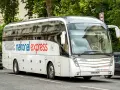 Biały autokar National Express na ulicy w Londynie, gotowy do podróży z Luton do centrum.