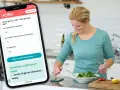 Kvinna använder app för att räkna ut sitt kaloribehov. Appen visar att hon behöver 1530 kcal per dag för att gå ner 8 kg på 10 veckor.