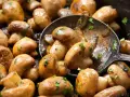 Champiñones salteados con perejil, perfectos para tus recetas con champiñones. Una cuchara sirve para probarlos.