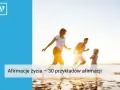 Rodzina biegnie po plaży, ciesząc się słońcem. To inspiracja do pozytywnych myśli i afirmacji, które dodają sił.