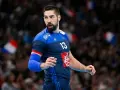 Nikola Karabatić, w niebieskiej koszulce z numerem 13, gotowy do gry.