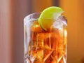 Orzeźwiający Long Island drink z lodem i plasterkiem limonki, idealny na letnie wieczory.