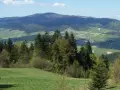 Widok na malownicze gorce miejscowości zalesione wzgórza i pola uprawne.