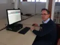Un homme recherche dans l'état civil de la Haute-Loire sur un ordinateur.