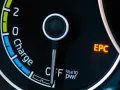 Armaturenbrett mit leuchtender EPC-Warnleuchte und Ladeanzeige. Ein mkl auto hat ein Problem.