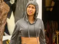 Cardi B trägt einen grauen Hoodie und blickt nachdenklich.