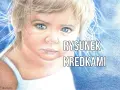 Uroczy portret dziecka z niebieskimi oczami, wykonany techniką rysunki kredkami.