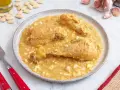 Pollo en pepitoria, un plato tradicional con trozos de pollo en una salsa cremosa de almendras y huevo duro.