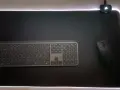 En svart musmatta XL med RGB-belysning, ett trådlöst tangentbord och en mus.
