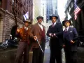 Quatre hommes en costume et chapeau, armés, se tiennent dans une rue de Chicago. Une scène tirée de "Les Incorruptibles, histoire vraie".