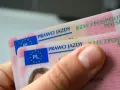 Dłoń trzyma polskie prawa jazdy. Widoczne napisy "PRAWO JAZDY" i "RZECZPOSPOLITA POLSKA" sugerują różne kategorie prawa jazdy.