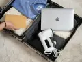Pakowanie elektroniki w bagażu rejestrowanym: laptop, parownica do ubrań i książka.