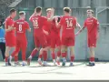 Piłkarze RKS Lechia świętują, jeden z nich, Jakub Biernat, cieszy się z sukcesu.