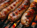 Soczysta kiełbasa z grilla, rumiana i pachnąca, piecze się nad ogniem. Idealna na letnie spotkania.