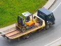 Czym przewieźć wózek widłowy? Bezpieczny transport krok po kroku