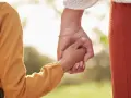 Mains jointes, un enfant et sa mère symbolisant l'autorité parentale exclusive de la mère.