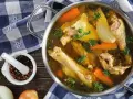 Aromatyczny rosół z kurczaka z marchewką i pietruszką, gotowy do podania. Idealny na pytanie: ile gotować rosół?
