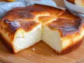 Gâteau aérien et crémeux, parfait pour une recette avec fromage blanc. Sa croûte dorée et son cœur moelleux invitent à la gourmandise.