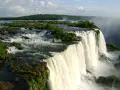 Impresionantes saltos de agua de los ríos de Argentina, con vegetación exuberante y rocas cubiertas de musgo.