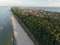 Piękna plaża i las nad morzem, idealne miejsce na wyjazd na majówkę.