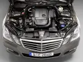 Otwarta maska Mercedesa E-klasy ukazuje serce pojazdu – jeden z najlepszych silników Mercedesa.