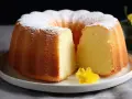 Puszysta babka z majonezem, posypana cukrem pudrem. Sprawdzony przepis na wilgotne ciasto.