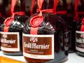 Butelki likieru Grand Marnier, idealnego do margarity. Czerwona wstążka i pieczęć dodają elegancji.
