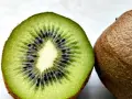 Czy pies może jeść kiwi? Bezpieczne sposoby na zdrowy przysmak