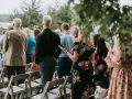 Goście wesela "unplugged" cieszą się chwilą, skupiając na sobie. Jak odnaleźć się na weselu typu "unplugged" bez używania technologii? Po prostu bądź obecny!