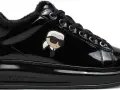 Czarne, lakierowane sneakersy damskie Karl Lagerfeld z futerkiem i kultową postacią projektanta.