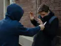 Mężczyzna w kapturze grozi nożem innemu, który broni się. Czy za rozbój można dostać zawiasy?