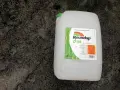 En stor vit dunk med etikett för Roundup ECO, ett glyfosatbaserat ogräsmedel.