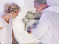 Ein Gutachter prüft Schimmelbefall an einer Wand. Die Frau fragt sich, wer die Kosten für den Schimmel Gutachter zahlt.