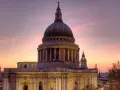 Majestatyczna katedra św. Pawła w Londynie o zachodzie słońca. Różowo-fioletowe niebo tworzy magiczną scenerię dla tej ikonicznej budowli.