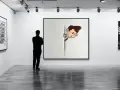 Un visiteur observe une œuvre d'art dans une galerie, une illustration de garçon espiègle sortant d'une toile. Idéal pour créer une galerie virtuelle gratuite.