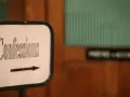 Tabliczka "Confessions" ze strzałką w prawo. Może to miejsce, gdzie wyznaje się grzechy główne.