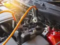 Kable rozruchowe podłączone do akumulatora 12V. Zastanawiasz się, jak długo ładować akumulator 12v?